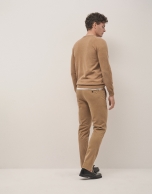 Pantalón chino sarga fina tintada camel