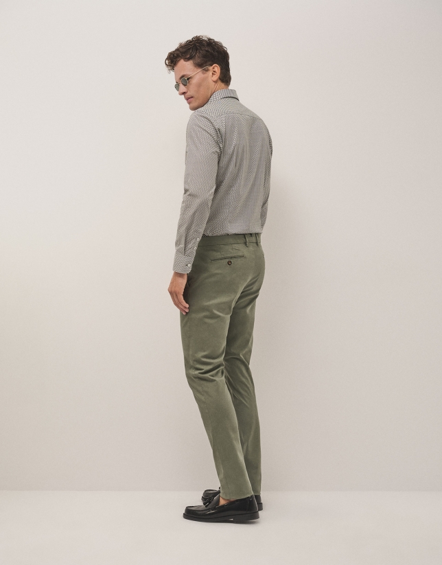 Khaki dyed fine twill chinos