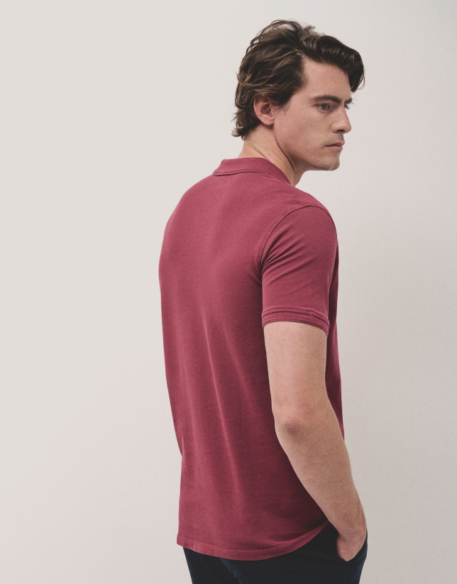 Dyed plum short sleeved polo shirt