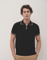 Polo tricotado negro con perfiles blancos