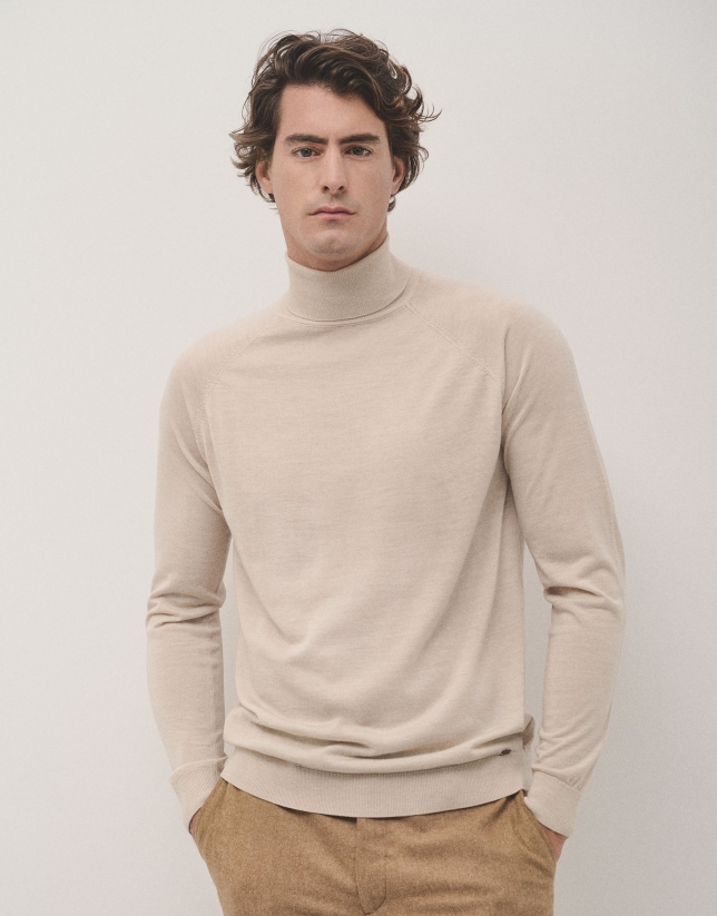 Sand-coloured wool turtle neck sweater