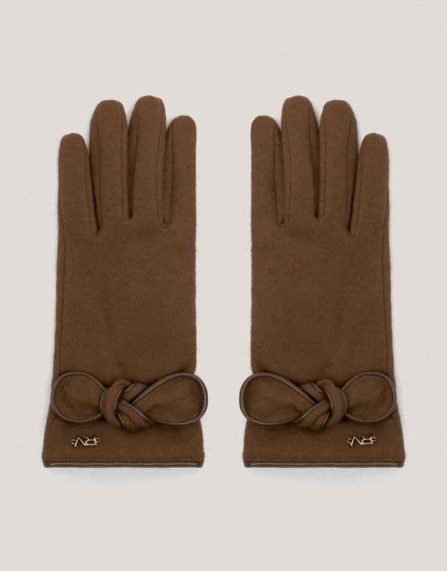 Brown wool gloves with a bow