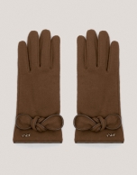 Brown wool gloves with a bow