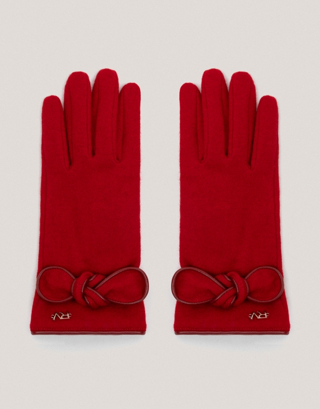 Red wool gloves with a bow