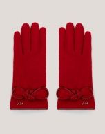 Red wool gloves with a bow