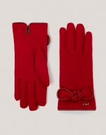 Red wool gloves with a bow