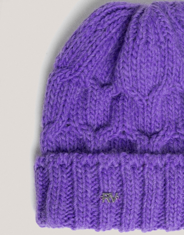 Gorro lana y alpaca punto trenzado morado