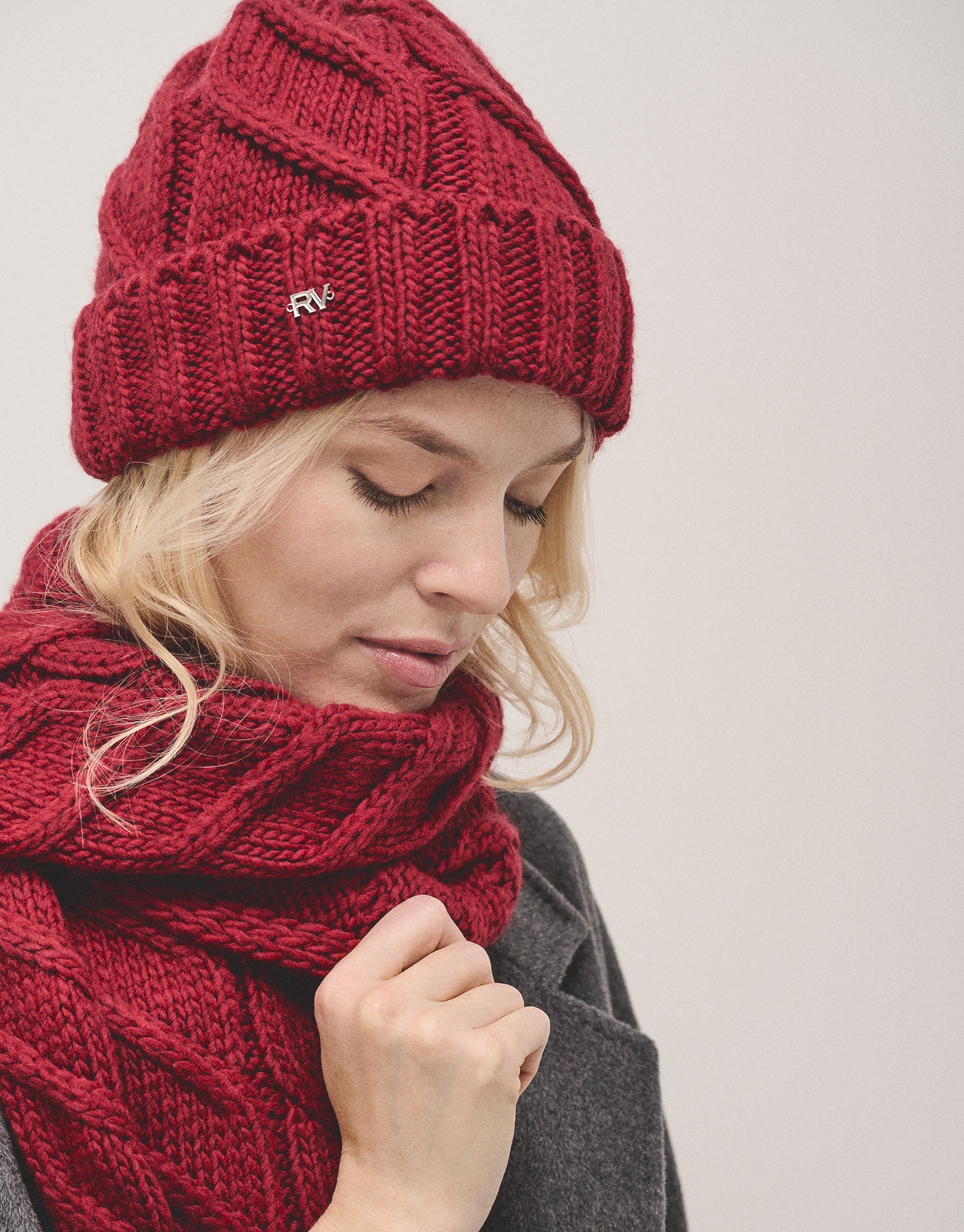 Red wool and alpaca cap with figure eight knit