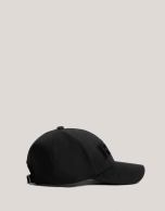 Visera fieltro negro con logo en relieve