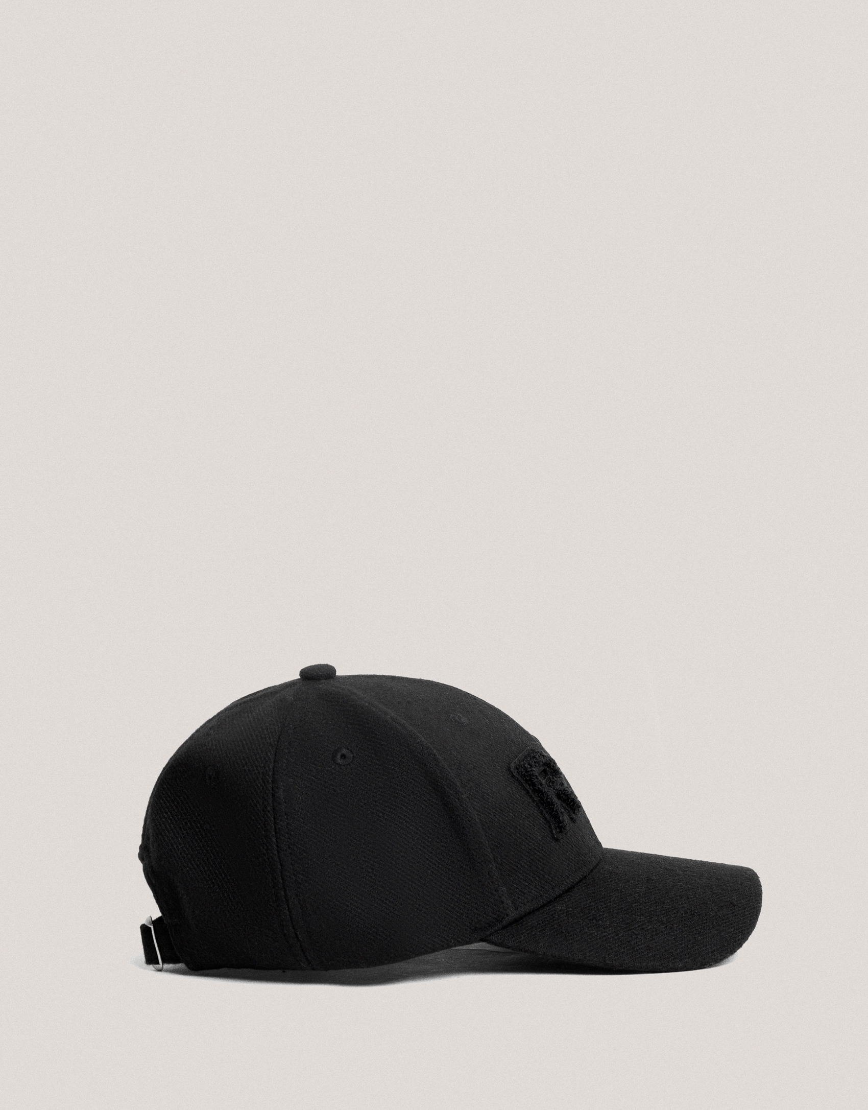 Visera fieltro negro con logo en relieve