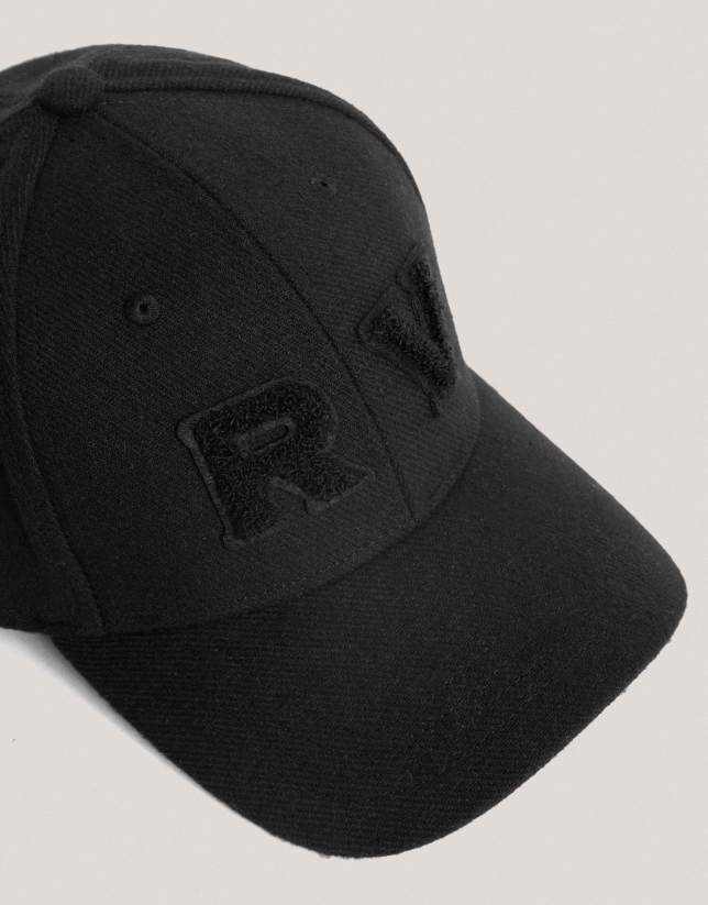 Black felt cap with visor and embossed RV logo 