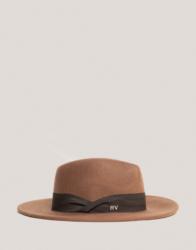 Camel, wide-brimmed felt hat