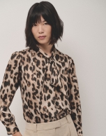 Blusa con lazada animal print marrón